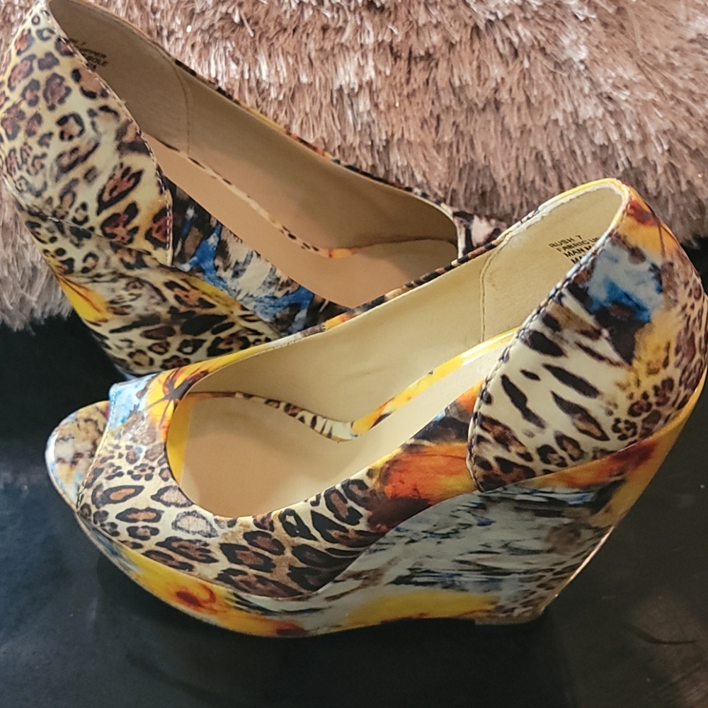 Size 7 Never worn ZIGIsoho Peeptoe edge.